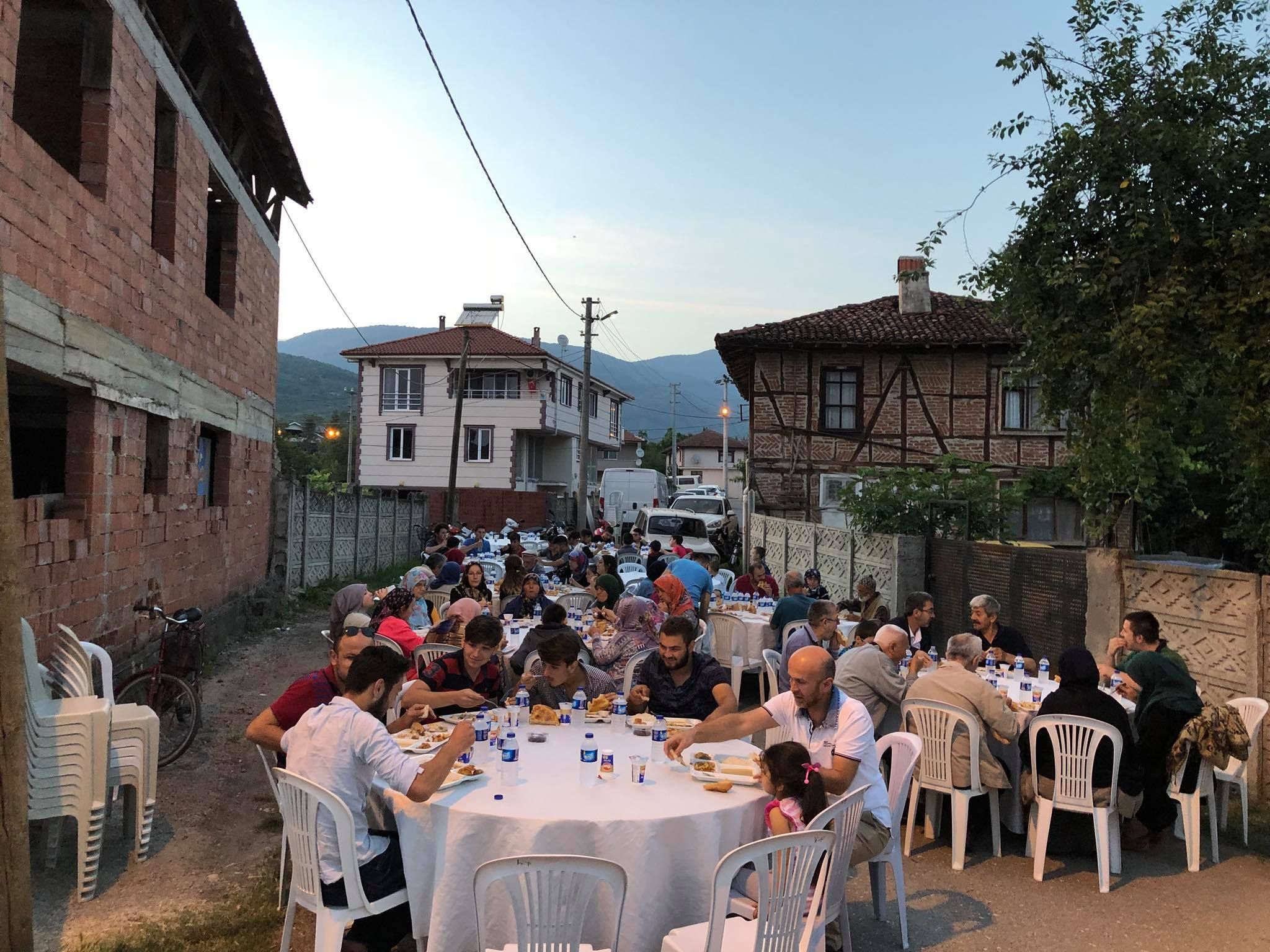 Ramazanın Bereketi Mahalle İftar Sofralarında Paylaşılıyor (Şerefiye Mahallesi)