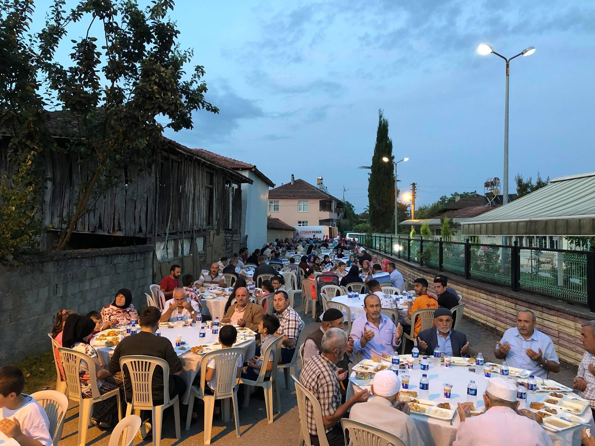 Ramazanın Bereketi Mahalle İftar Sofralarında Paylaşılıyor (Şerefiye Mahallesi)