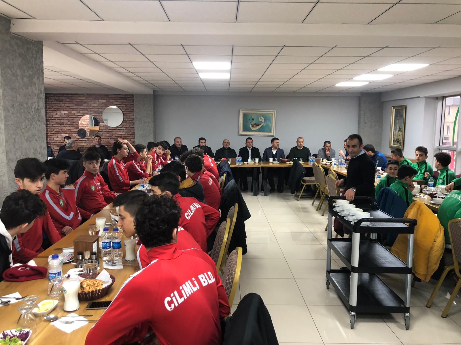 Belediye Başkanımız Futbolcularla Bir araya Geldi