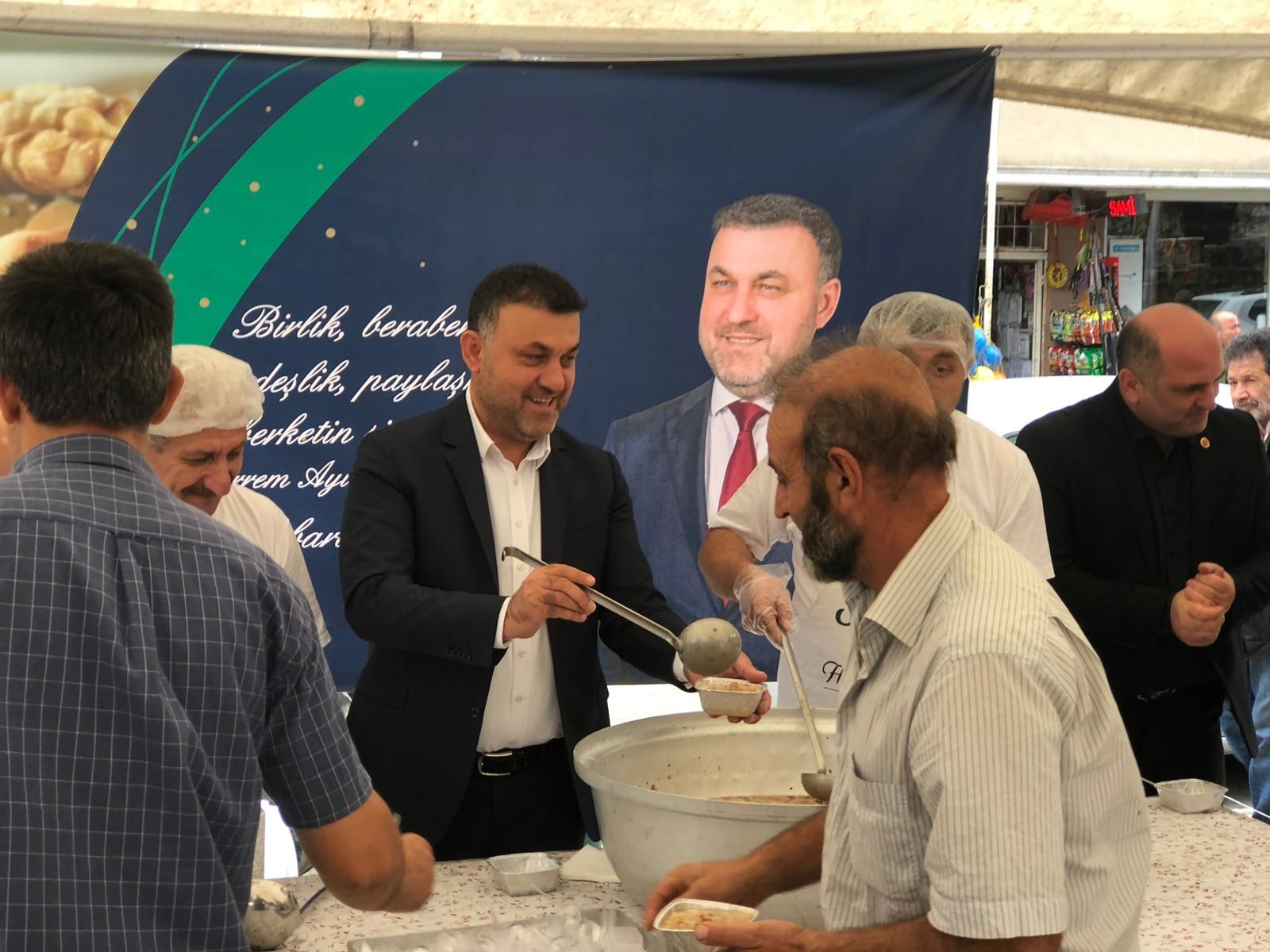 Başkan Yavuz Vatandaşlara Aşure İkramında Bulundu