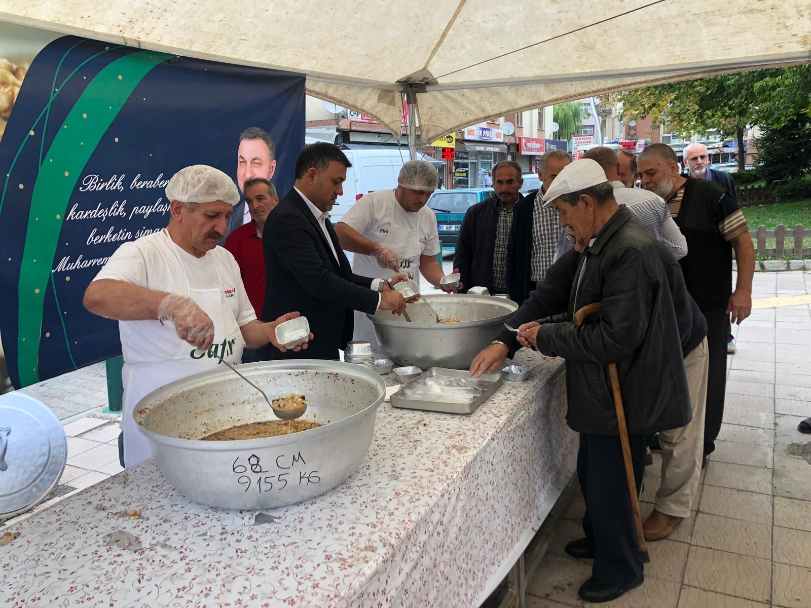 Başkan Yavuz Vatandaşlara Aşure İkramında Bulundu