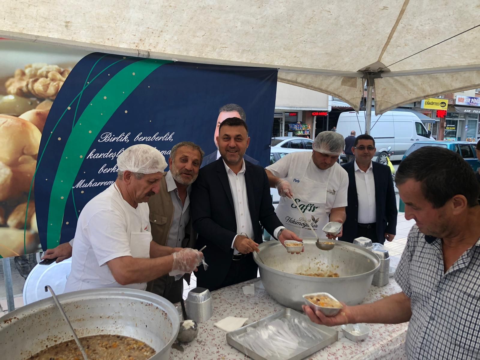 Başkan Yavuz Vatandaşlara Aşure İkramında Bulundu