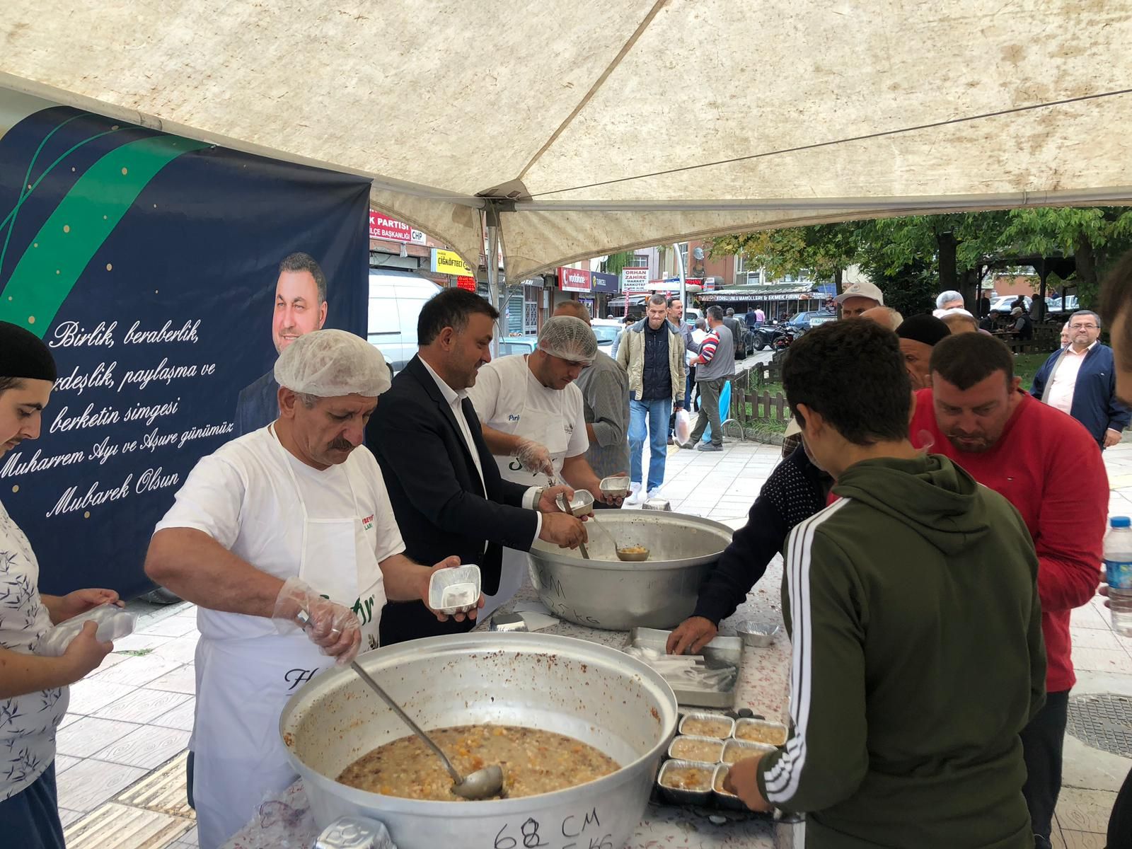 Başkan Yavuz Vatandaşlara Aşure İkramında Bulundu