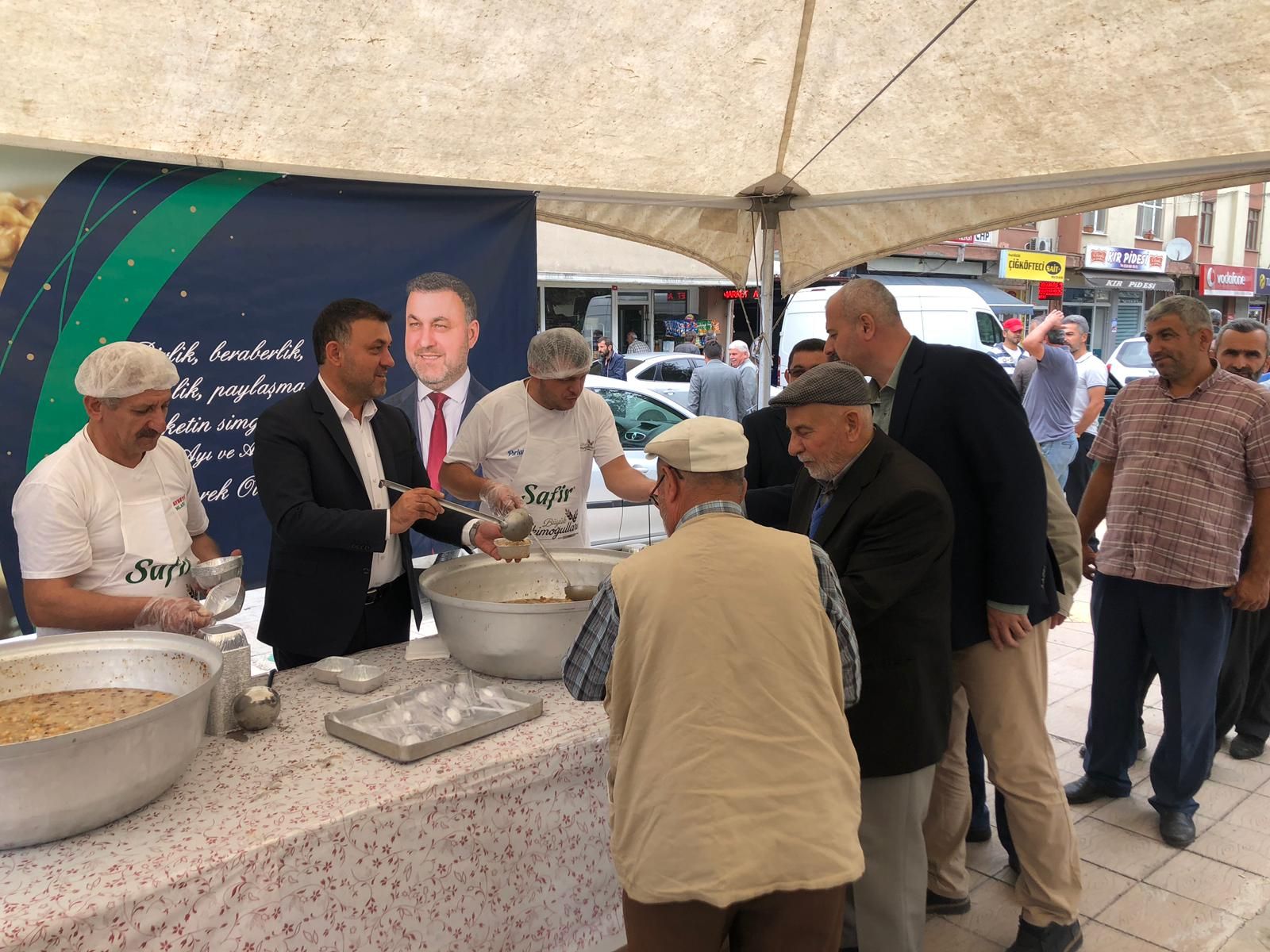 Başkan Yavuz Vatandaşlara Aşure İkramında Bulundu