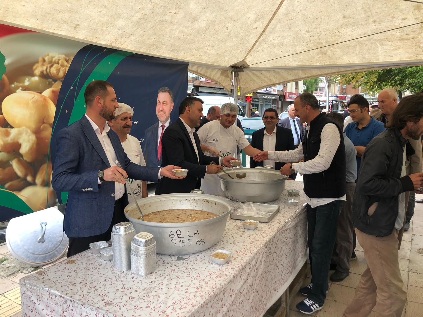 Başkan Yavuz Vatandaşlara Aşure İkramında Bulundu