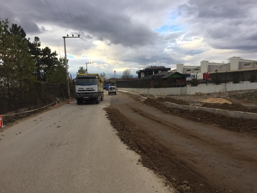 İlçemiz de Yol Yapım çalışmaları Devam Ediyor