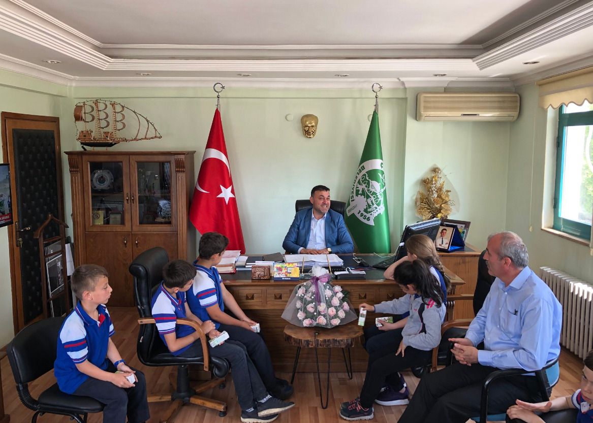 İbrahim Hoşver İlkokulu Öğrencileri Belediye Başkanı Muhsin Yavuzu Ziyaret Etti