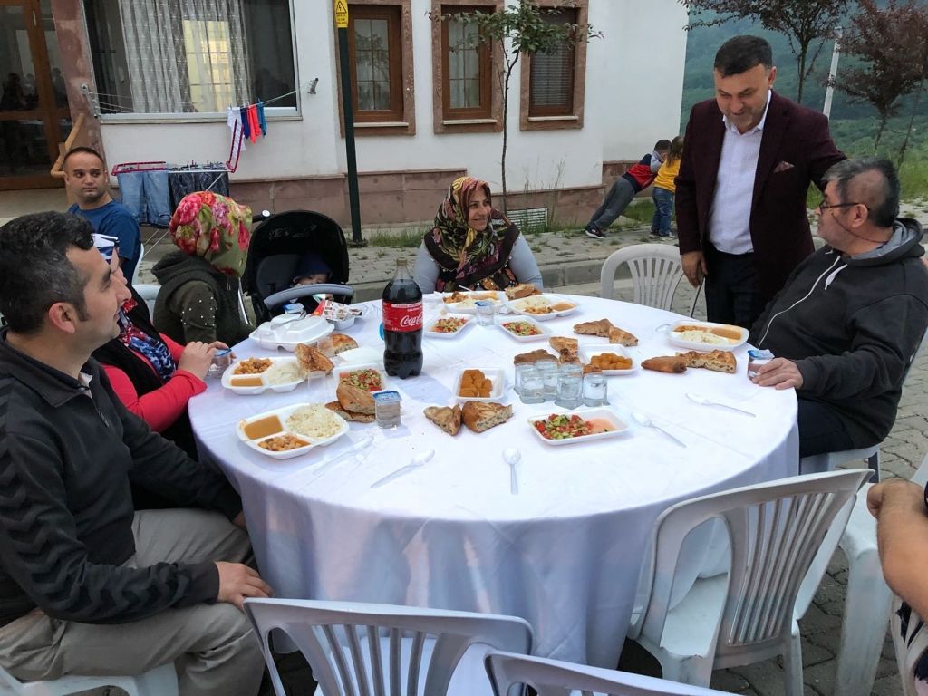 Ramazanın Bereketi Mahalle İftar Sofralarında Paylaşılıyor